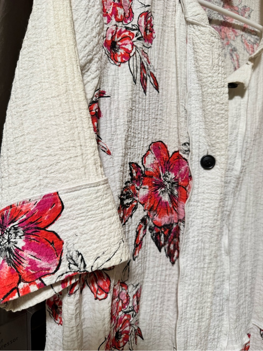 Ali Miles M -White Textured Floral Button-Up Shirt — Pink & Red Flowers